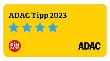 Logo ADAC Tipp 2023, ha uno sfondo giallo e 4 stelle blu